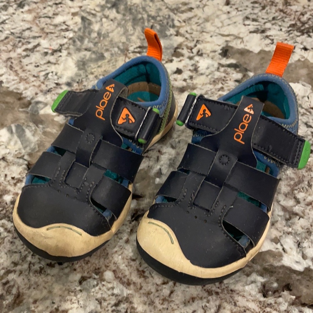 Plae Sandals